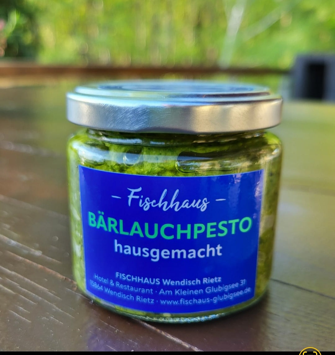 kleines Schraubglas gefüllt mit hausgemachtem Bärlauchpesto
