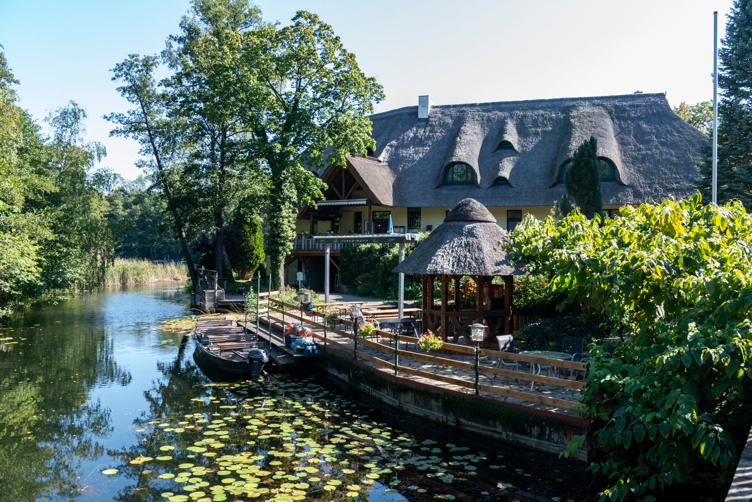 Blick auf den Glubig Melang Fliess, die Terrasse und FischDeli