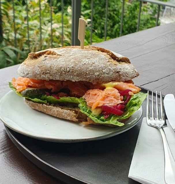 FischbrötchenSpezial mit Garnitur und Lachs klein