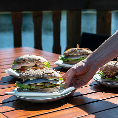 servierte Fischbrötchen auf dem Tisch auf der Terrasse