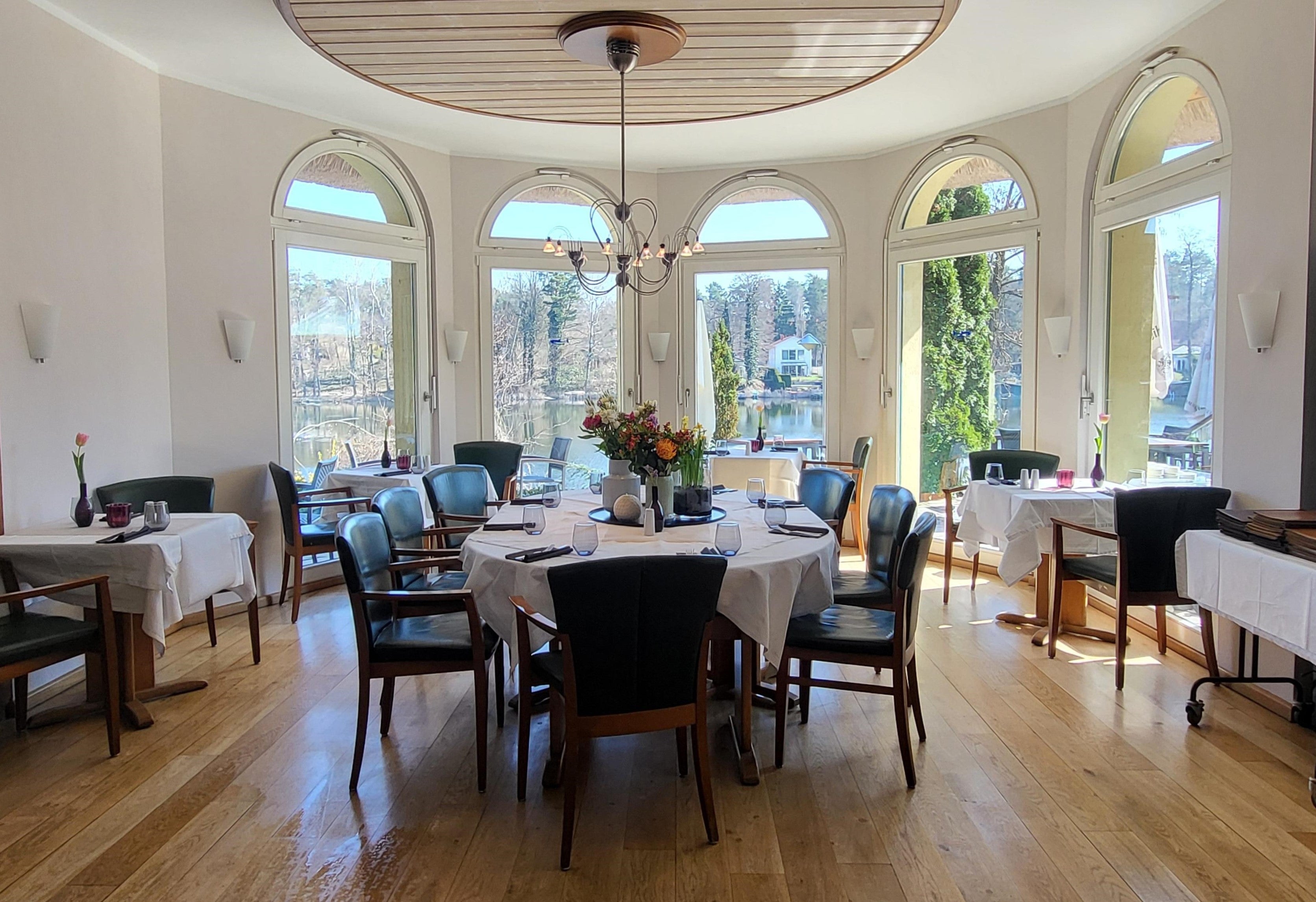 Restaurant Rondell: Zweiertische & großer 8-Personen-Tisch eingedeckt