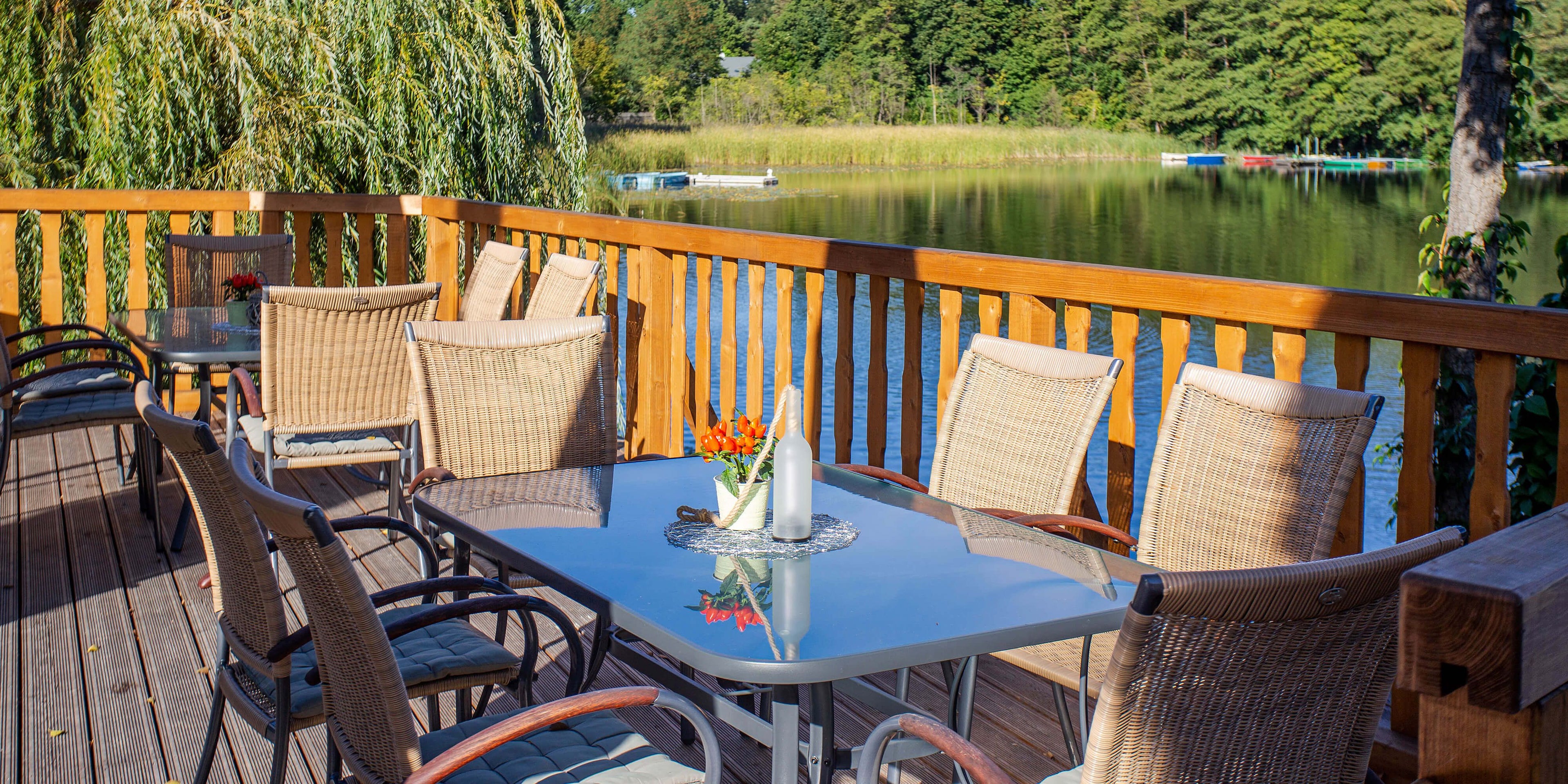 6er Tisch auf der Terrasse auf der Seeseite mit Ausblick auf den See