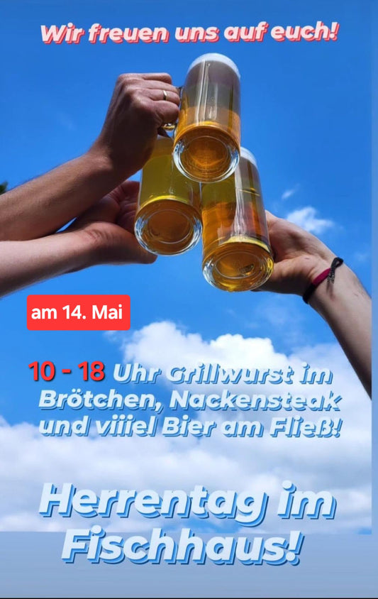 mit Bier anstoßende Hände vor blauem Himmel