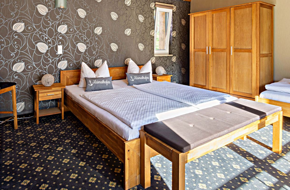 Haus 2: Apartment mit Doppelbett, Nachttischen, Sitzbank & 3-türigem Schrank