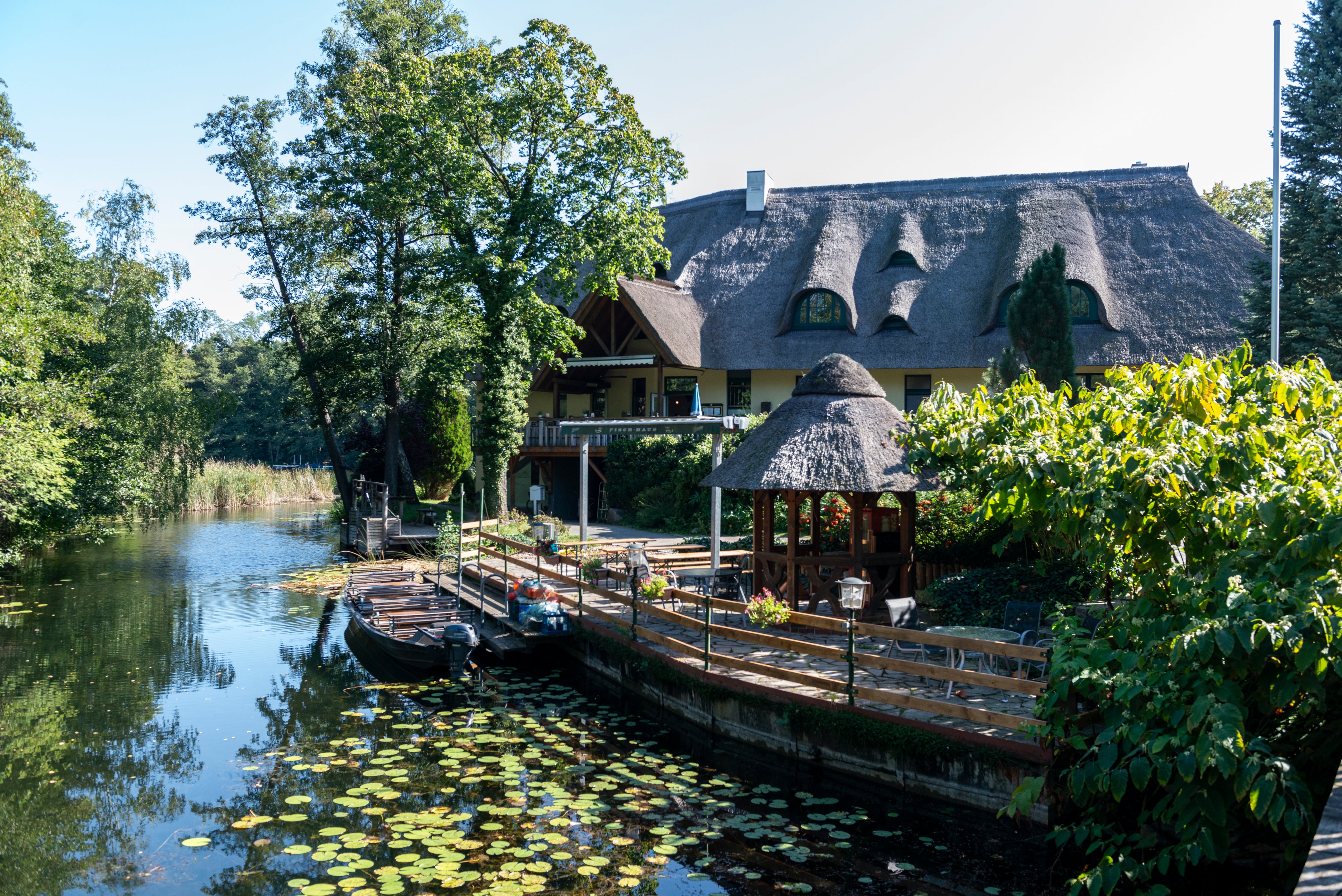 Blick auf den Glubig Melang Fliess, die Terrasse und FischDeli