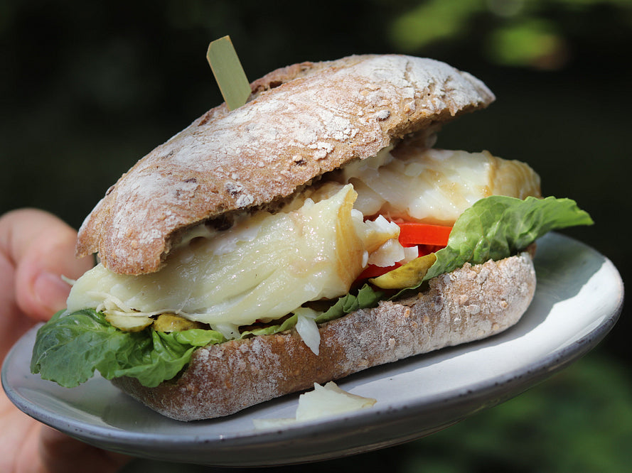 Fischbrötchen mit Garnitur, Remoulade und Heilbutt