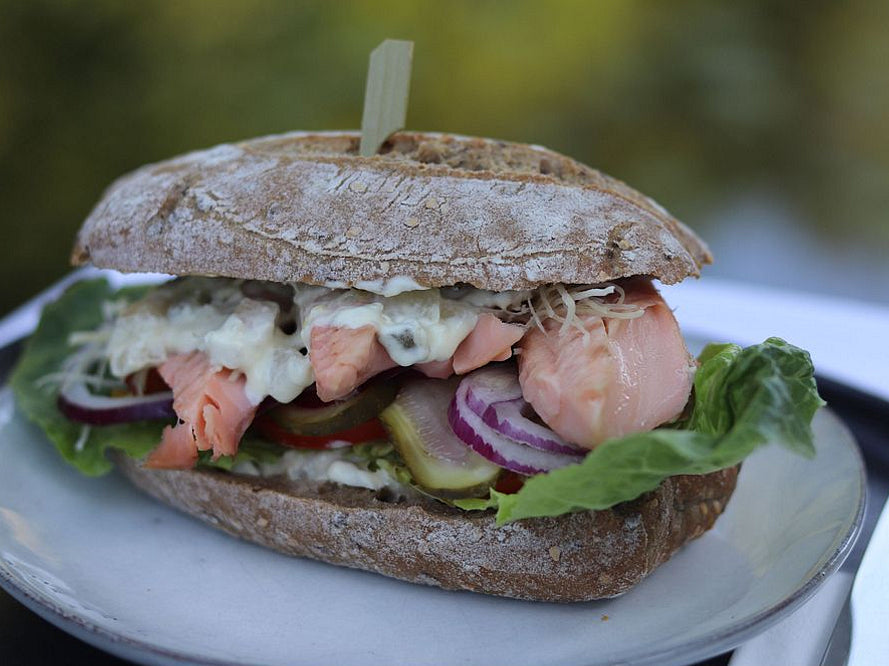 Fischbrötchen mit Garnitur, Remoulade und Lachsforelle