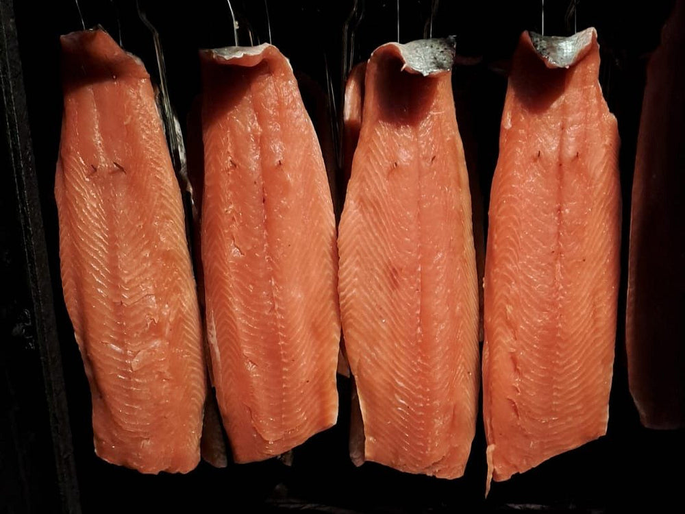 im Räucherofen aufgehängter Fisch